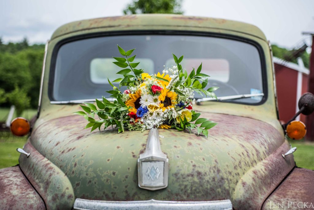 antique car with wedding bouquet 